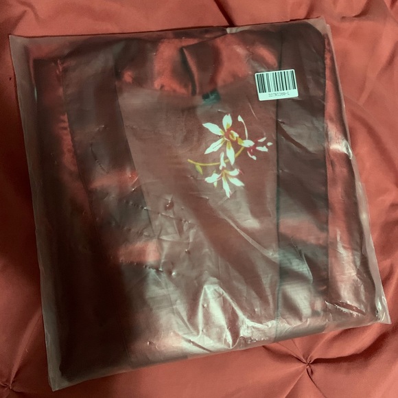 Red Swan Design Silk Robe - Picture 2 of 3